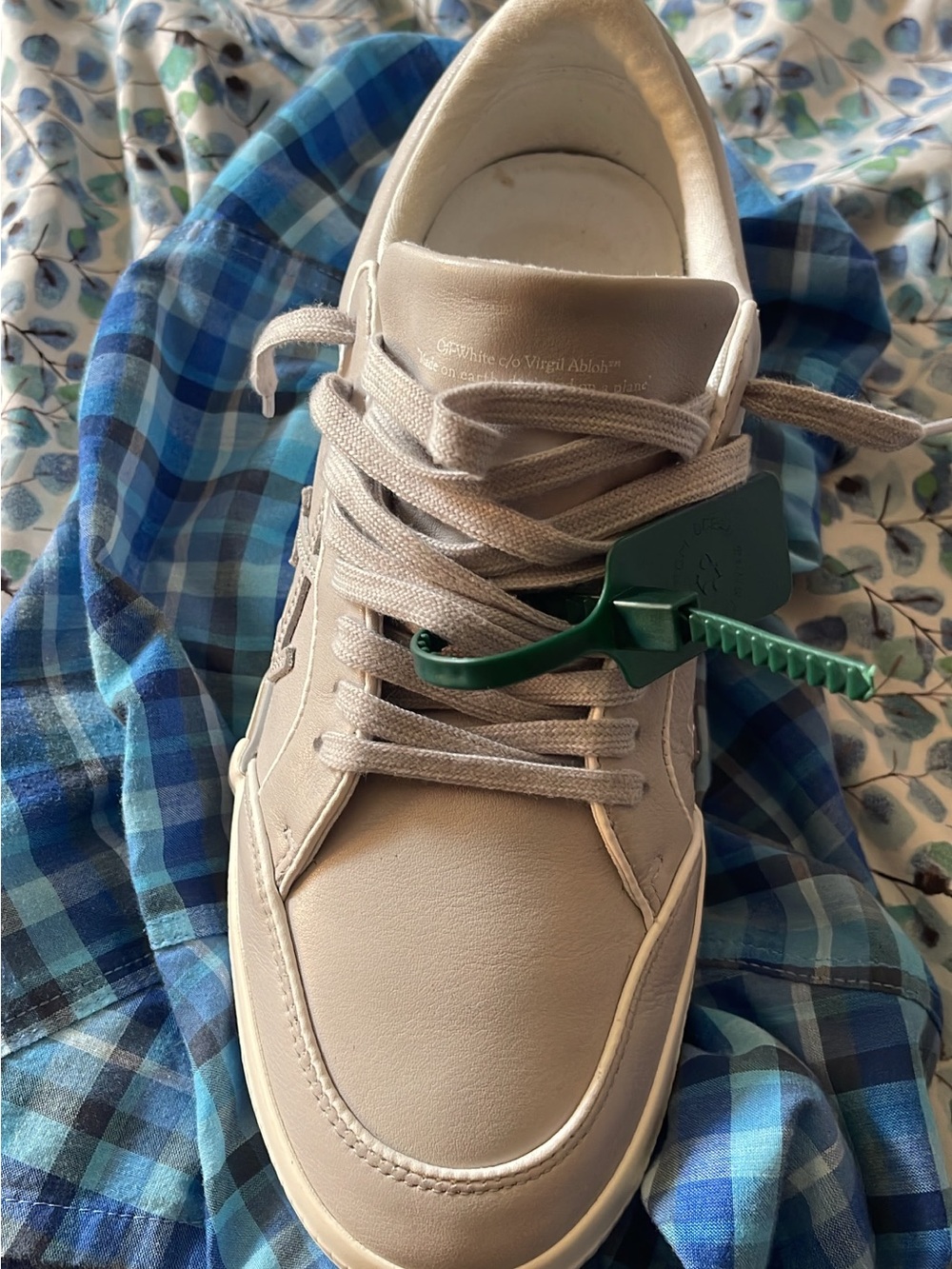 Off-White Men's Low-Top Leather Sneaker in Light Gray with Green Zip Tie